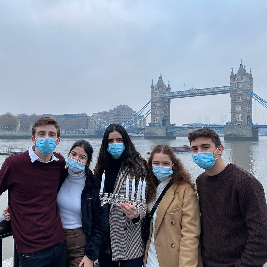 4_London השליחים שלנו בלונדון מדליקים נר רביעי ליד גשר מצודת לונדון