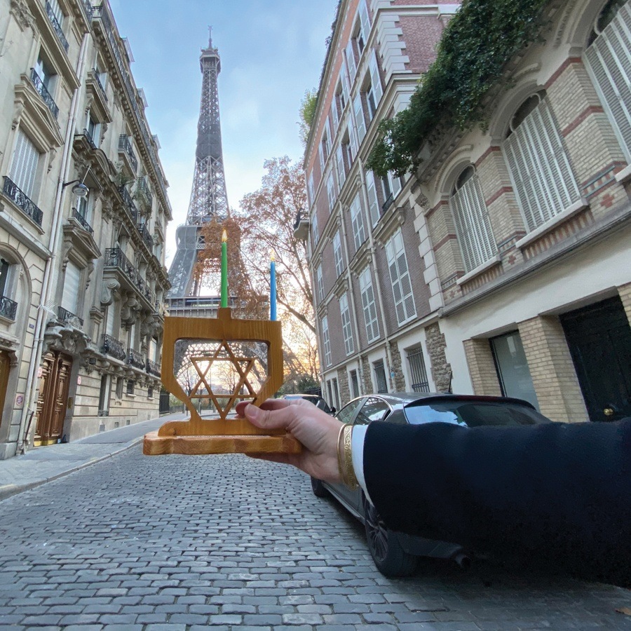 paris - first candle השליח שלנו בצרפת מדליק נר ראשון על רק מגדל אייפל בפריז