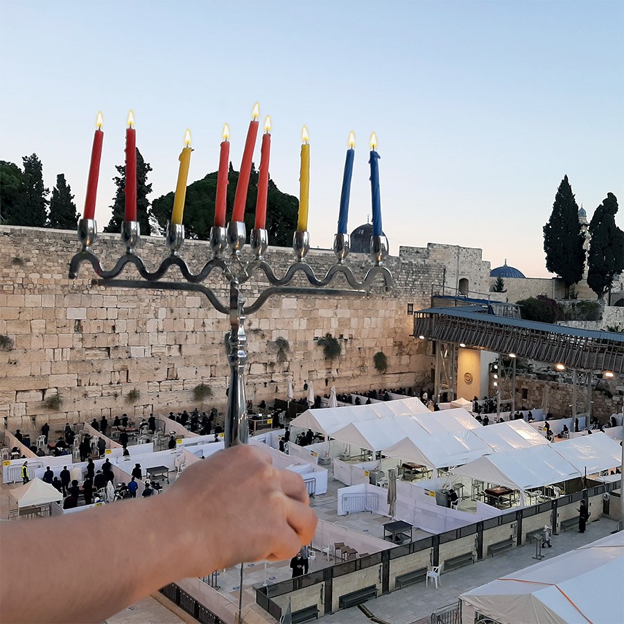נר שמיני של חנוכה ברחבת הכותל בירושלים נר שמיני של חנוכה ברחבת הכותל בירושלים