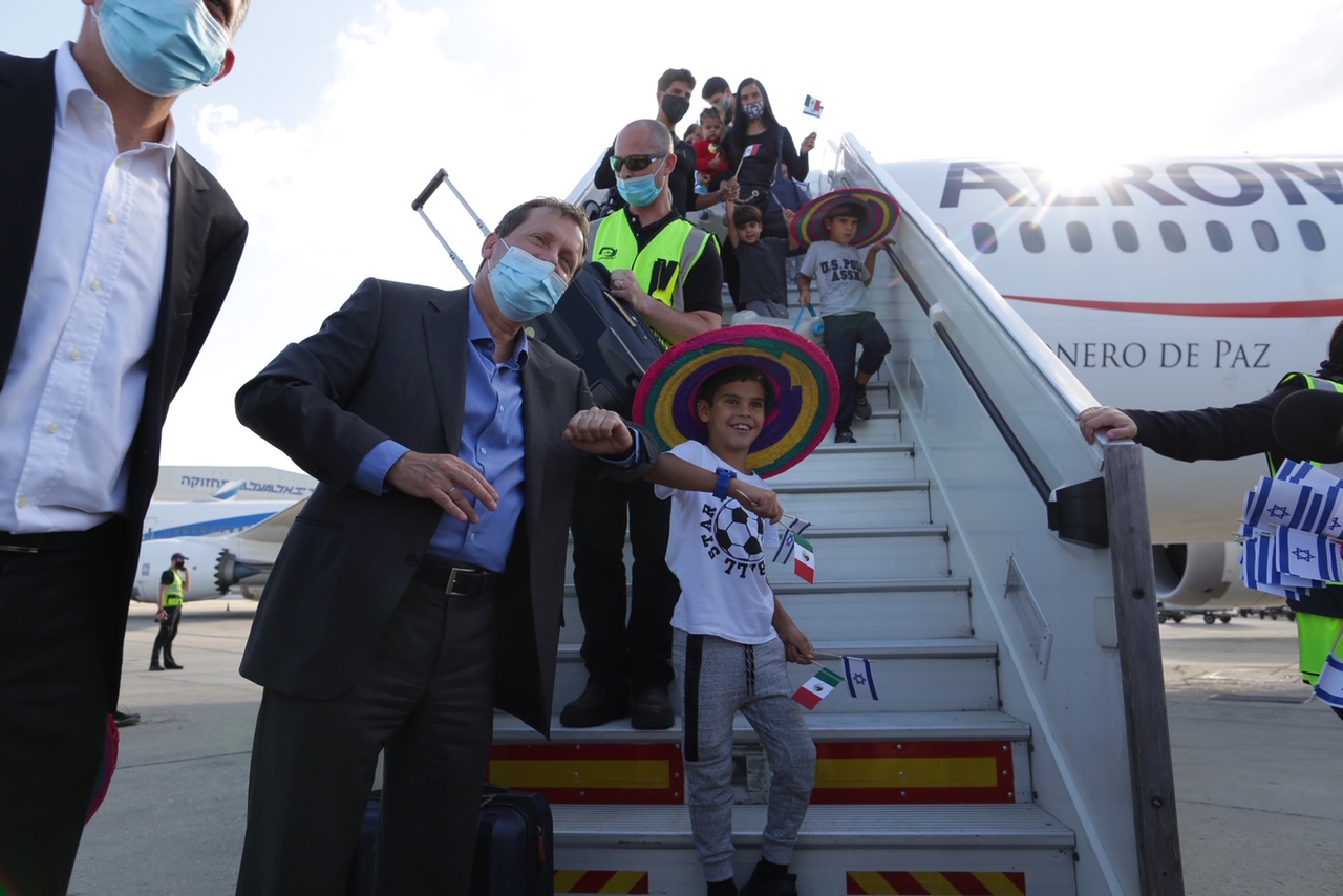 First-of-its-kind Charter Flight from Mexico Lands in Israel